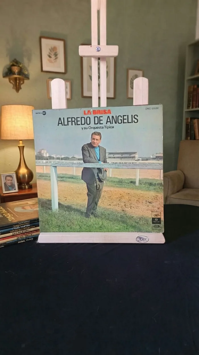 Tapa de «La Brisa» — Alfredo de Angelis Y Su Orquesta Típica, sello Odeon