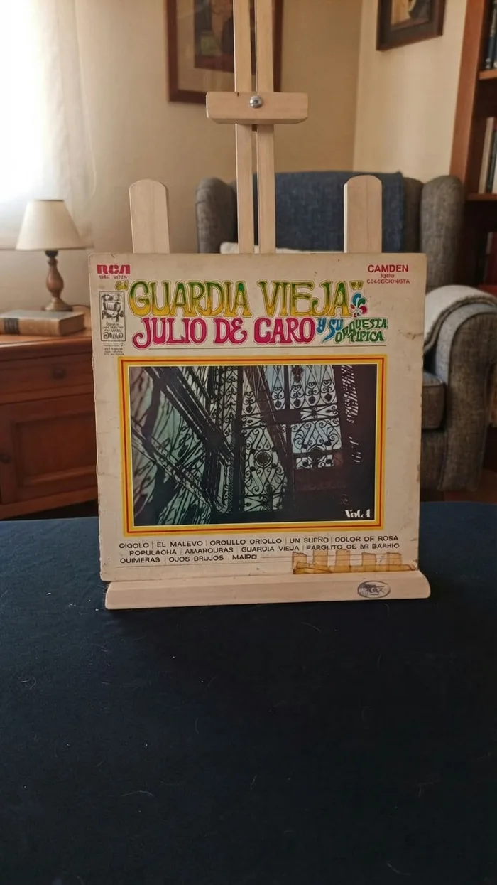 Tapa de «Guardia Vieja» — Julio de Caro Y Su Orquesta Típica, sello Odeon